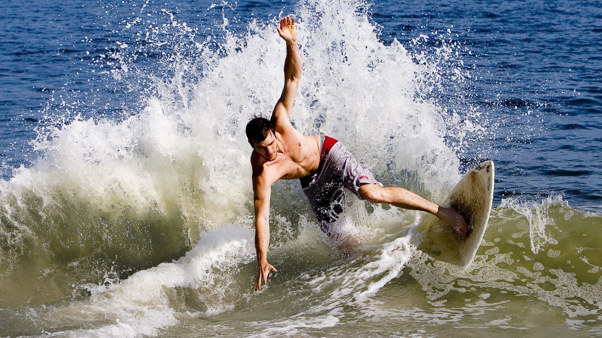 开云平台-钢铁防线击碎银河战舰！乌克兰用5-4-1提前上演欧洲杯预演，皇马巨星群黯然失色